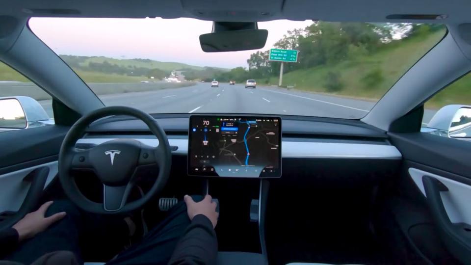 Нагледно: Показаха на ВИДЕО как работи най-новия автопилот на Tesla