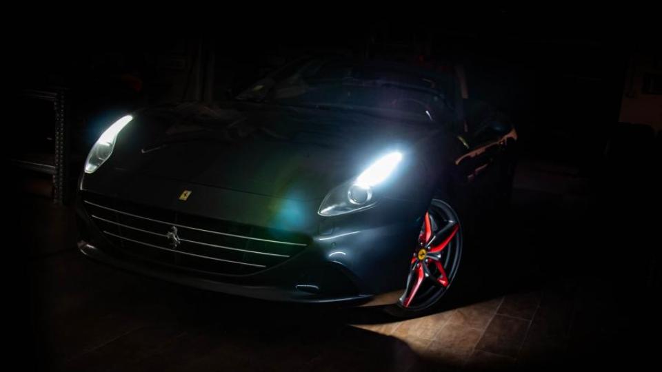 Българи направиха изумителен тунинг на салона на Ferrari California T СНИМКИ