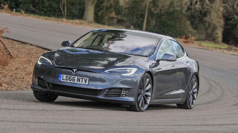 Инцидент: Tesla Model S на автопилот се вряза в полицейска кола СНИМКИ