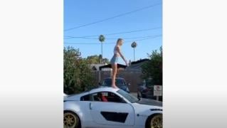 Девойка се качи на покрива на спортна кола и ето какво се случи ВИДЕО