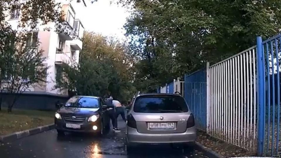 Жесток бой между две шофьорки до училище бе запечатан на ВИДЕО 18+