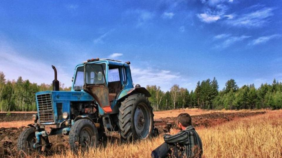 Защо тракторите имат големи задни колела, а пък предните са малки