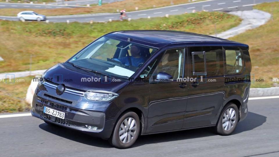 Първи СНИМКИ на салона VW Transporter T7