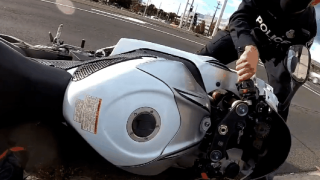 Полицай атакува мотоциклетист, после се извинява с.... пари ВИДЕО