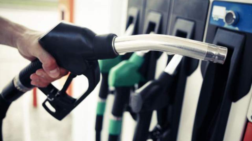 Тайната падна: Най-накрая разкриха защо бензинът е по-евтин на малките бензиностанции
