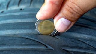 Най-лесния начин да проверим дали грайферът на гумата, за да не ни глоби КАТ