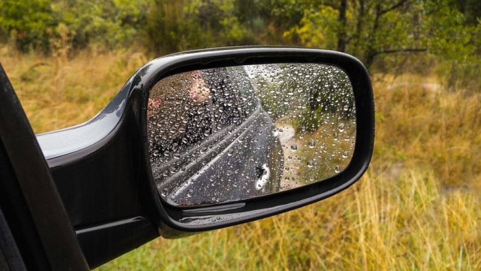 Ето как да предпазите огледалата на колите от капките дъжд и леда