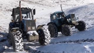 Кой е Кралят на хълма? Трактори MTZ и Беларус в битката в снега ВИДЕО