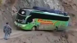 Съботна подборка от зрелищни ВИДЕА: Шофьор спаси по чудо автобус от падане в пропаст