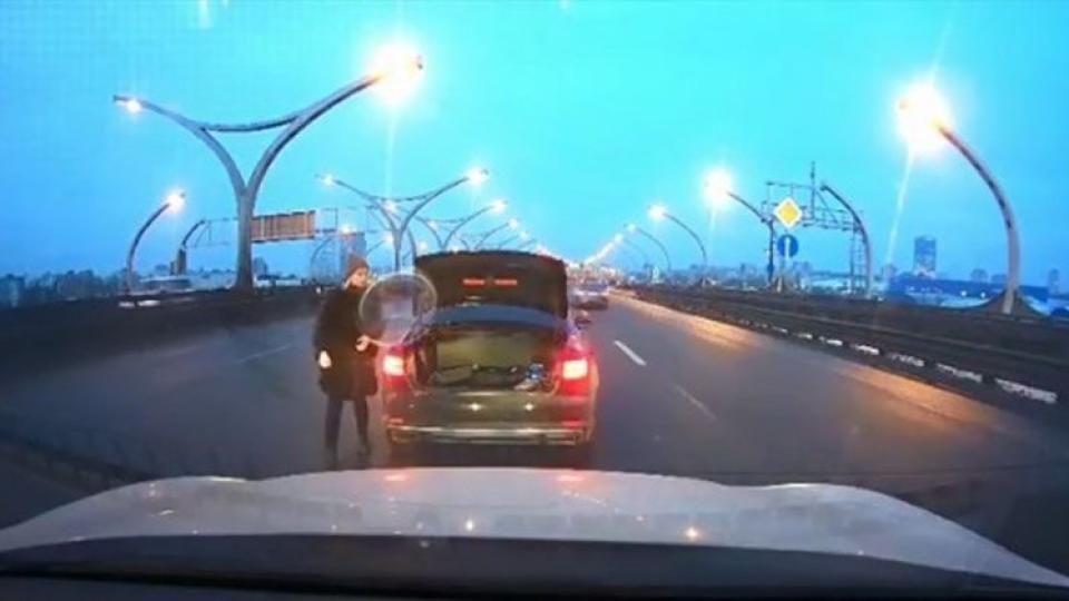 Страховито ВИДЕО: Девойка с Audi живее втори живот след спиране на магистрала