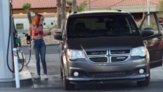 Секси шофьорка срази всички как зарежда на бензиностанция ВИДЕО