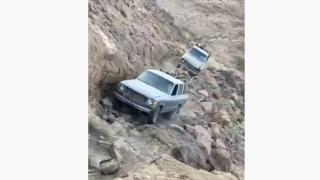 Тези промъкващи се в планината стари Land Cruiser възхитиха мрежата ВИДЕО