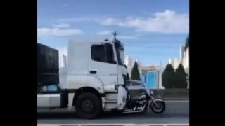Съботна подборка от зрелищни ВИДЕА: Тираджия влачи мотоциклета на съпрузи цели 30 км