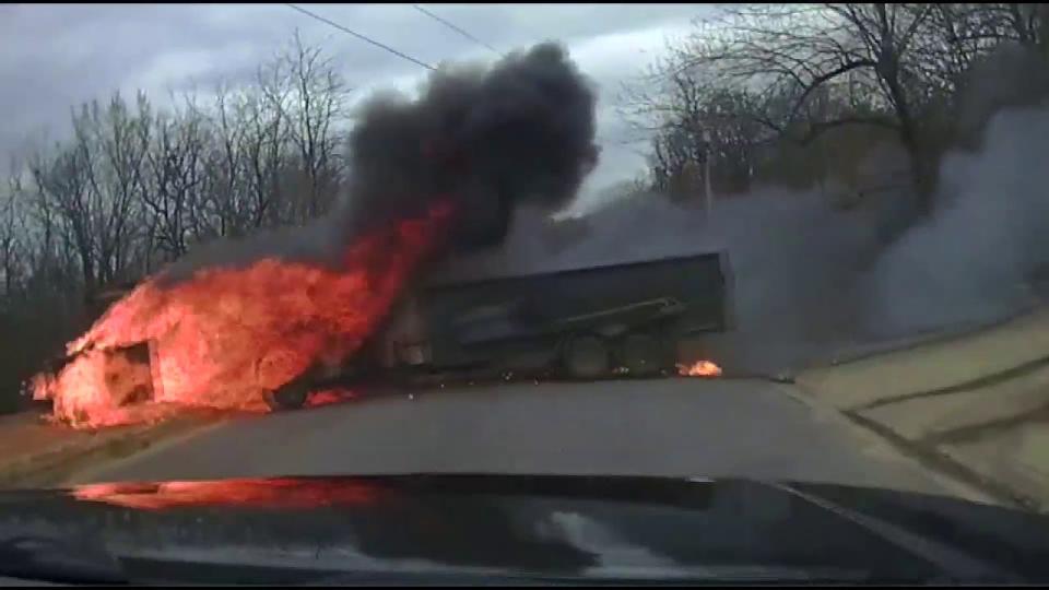 Смразяващо ВИДЕО: Обхванат от пламъци бус лети надолу по баир