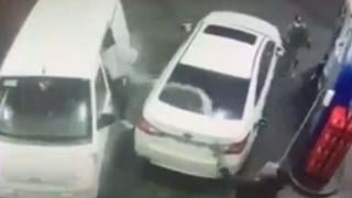 Екшън на бензиностанция: Шофьор се защити по уникален начин от бандитите ВИДЕО