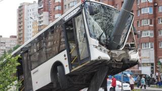 Съботна подборка от зрелищни ВИДЕА: Автобус се вряза в осветителен стълб и увисна над земята