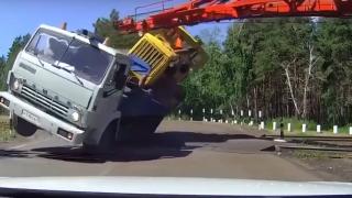 Неравна битка: Камаз и трактор срещу влак ВИДЕО