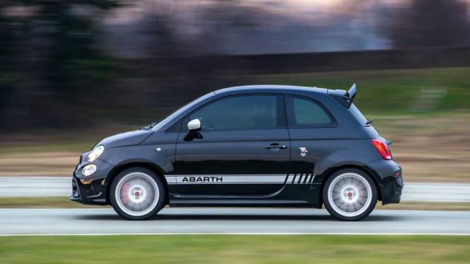 Малкият черен скорпион: Abarth 695 Esseesse СНИМКИ