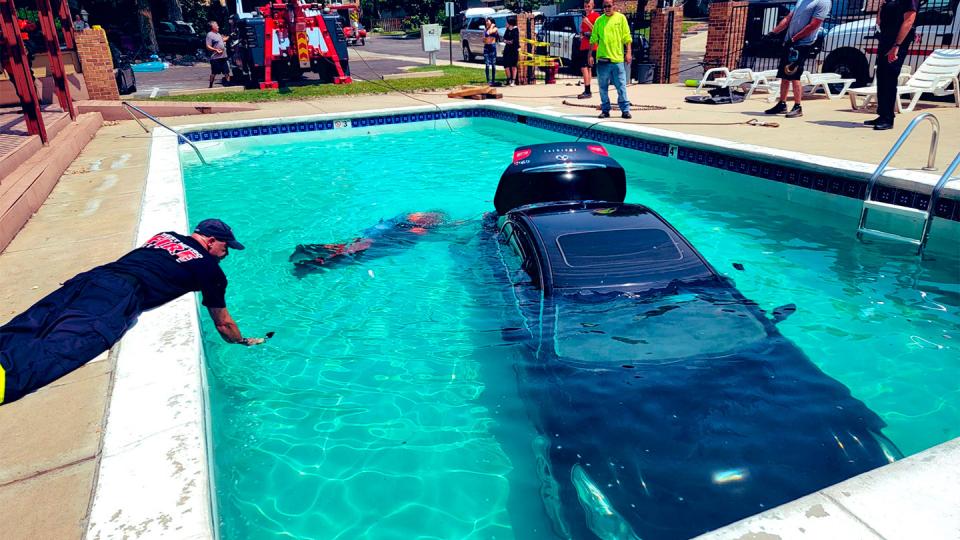 Шофьор потопи луксозен автомобил в плувен басейн ВИДЕО