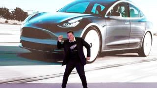 Проблеми за Tesla: Отлагат производството на пикапа и камиона