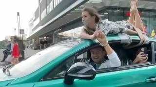 Блогър завърза приятелката си за капака на Бентли и се прикова към нея с белезници, докато шофира ВИДЕО