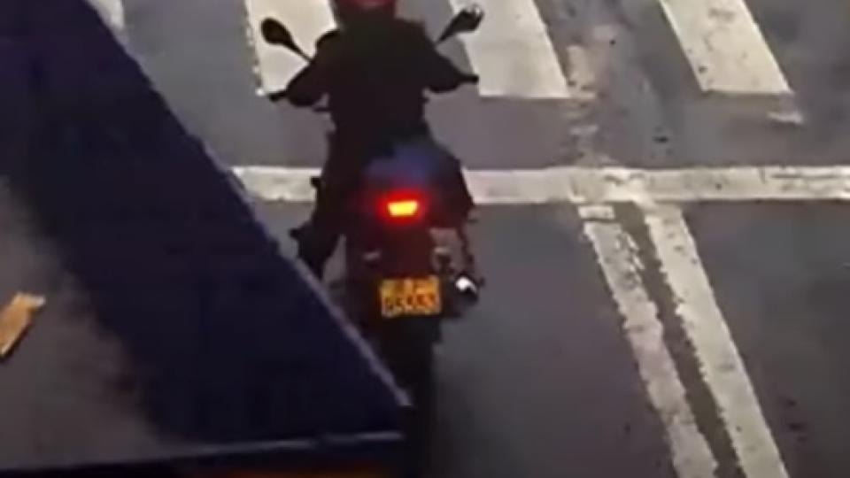 Съботна подборка от зрелищни ВИДЕА: Камион стовари задвратник на мотоциклетист