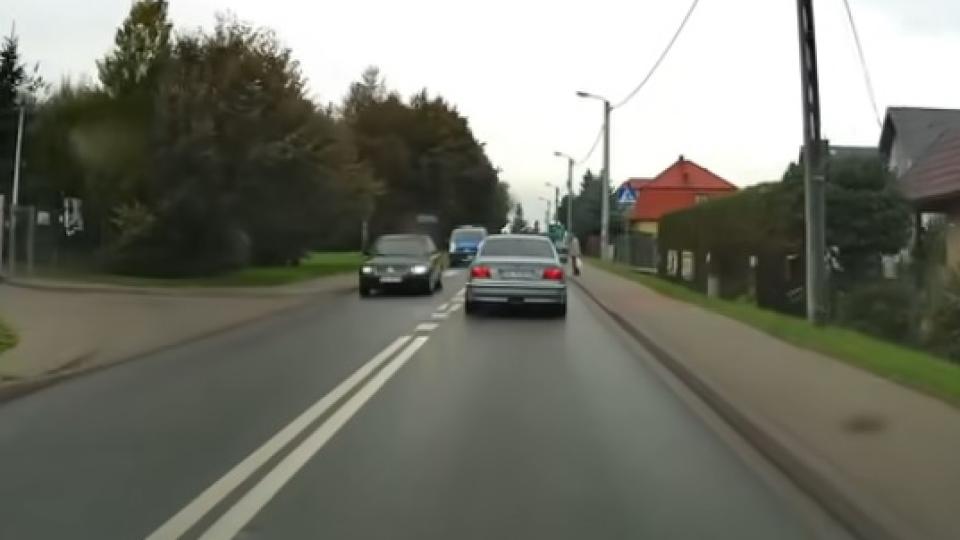 Шофьор на BMW едва не блъсна пешеходец и получи незабавна карма ВИДЕО