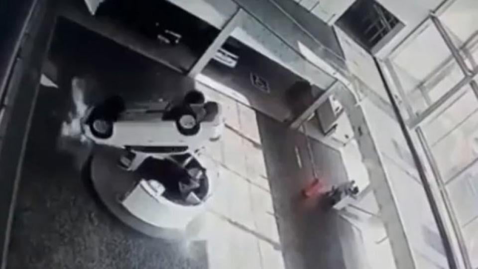 ВИДЕО запечата как кола пада в автосалон от 3-ия етаж върху служители