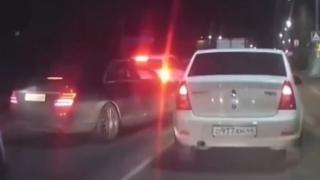 Ядосан мъж с Mercedes се нахвърли върху друг шофьор, но изведнъж... ВИДЕО