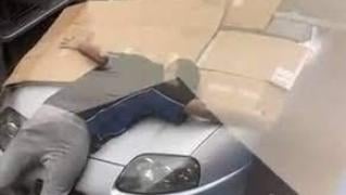 ВИДЕО запечата как мъж защитава своя автомобил от градушка с тялото си