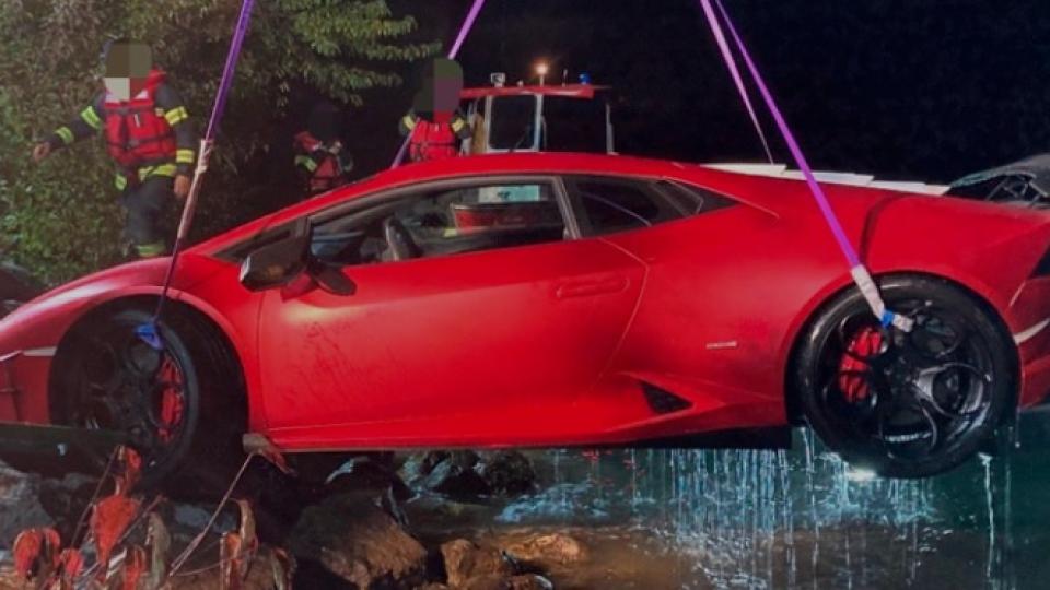 Шофьор потопи в езеро Lamborghini за 300 000 евро СНИМКИ