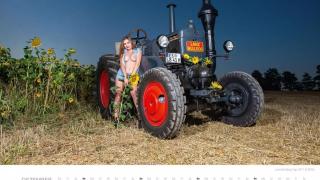 Чисто голи трактористки - еротичен календар за 2022 година СНИМКИ 18+