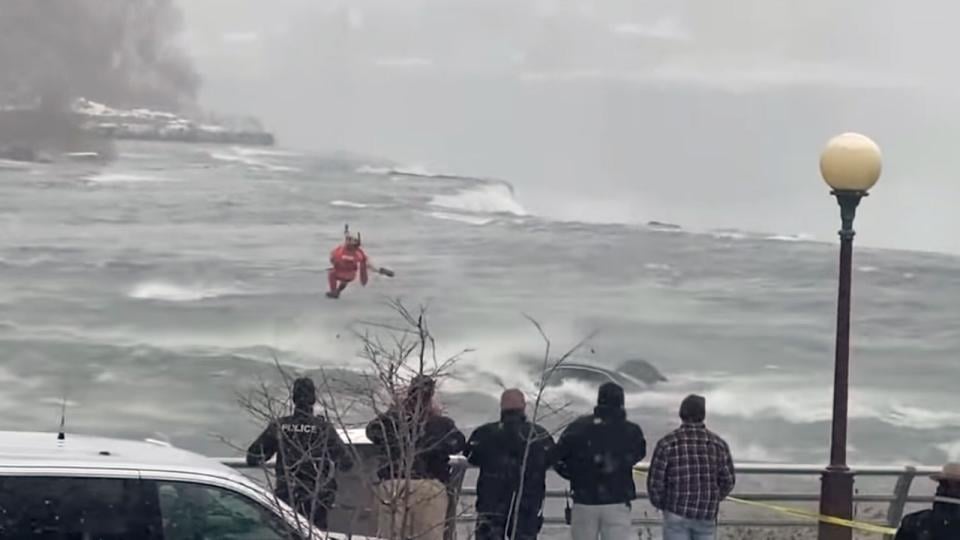 Защо автомобил "скочи" на средата на Ниагарския водопад и какво се случи с шофьора му ВИДЕО