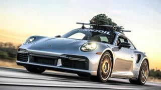 Бясна скорост: Porsche се опита да счупи рекорда за най-бърз превоз на коледна елха ВИДЕО