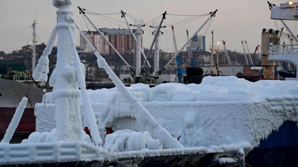 Уникално ВИДЕО: Вижте как кораб докара "замразени" автомобили