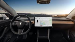 Собствениците на Tesla получиха може би най-тъпия ъпдейт като подарък за Коледа ВИДЕО