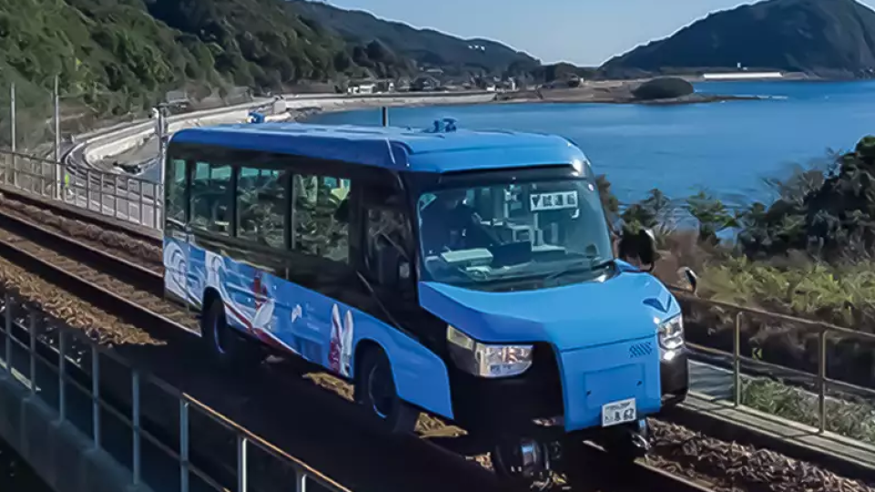 Японците измислиха хибрид между автобус и влак ВИДЕО