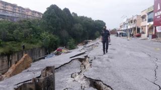 Съботна подборка от зрелищни ВИДЕА: Страховито свлачище отнася няколко автомобила