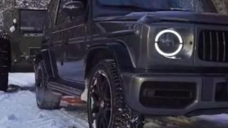 Битка с дърпане в снега между Mercedes-AMG G 63 и руския всъдеход "Шерп" ВИДЕО