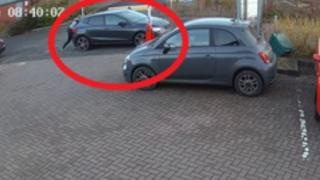 Видео засне как мъж успя с голи ръце да спре движещ се автомобил