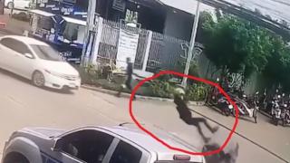 Странен случай с мотоциклетист удиви всички в мрежата ВИДЕО