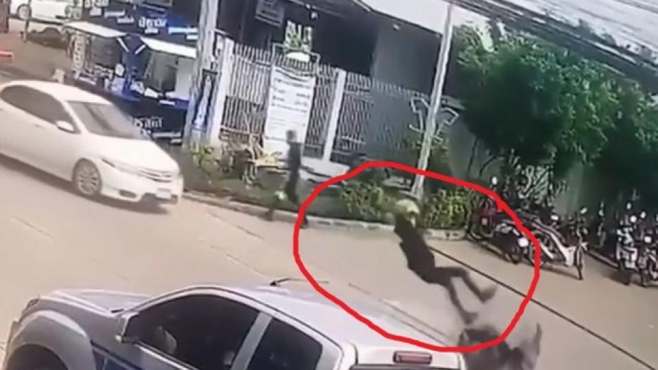 Странен случай с мотоциклетист удиви всички в мрежата ВИДЕО