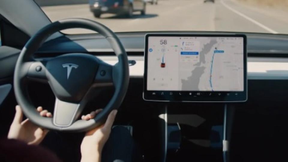 Вижте как автопилотът на Tesla реагира в аварийни ситуации ВИДЕО