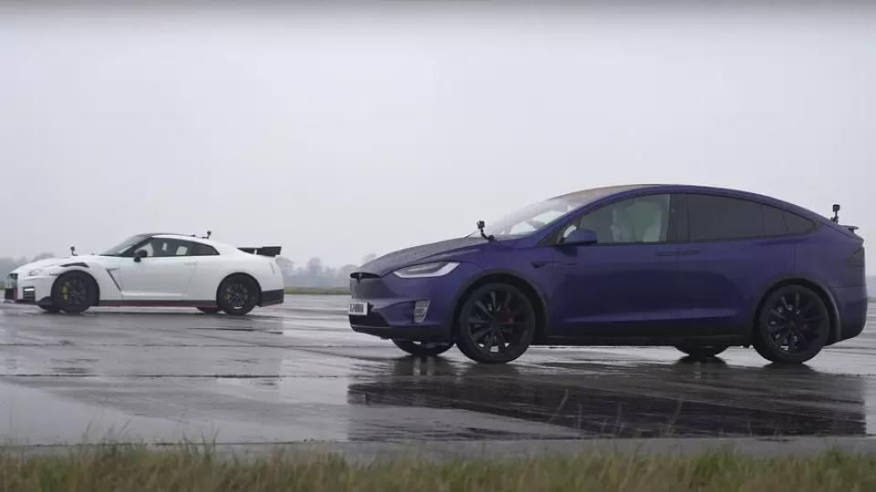 Tesla Model X срещу Nissan GT-R Nismo: Кой ще победи ВИДЕО