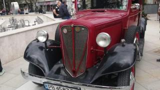 Уникален ретро автомобил на почти 100 години събра очите на пловдивчани СНИМКИ