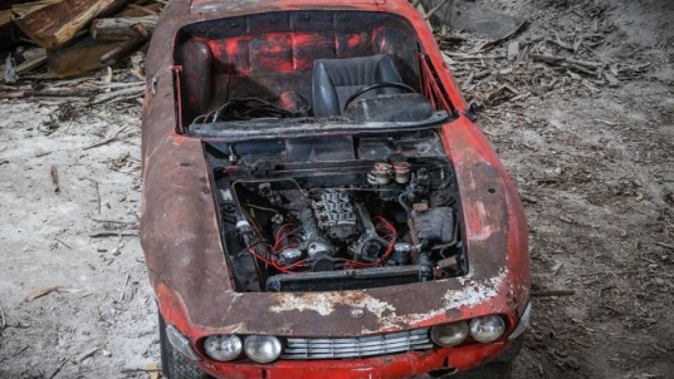 Почти унищожена 54-годишна кола бе продадена за изумителна сума СНИМКИ