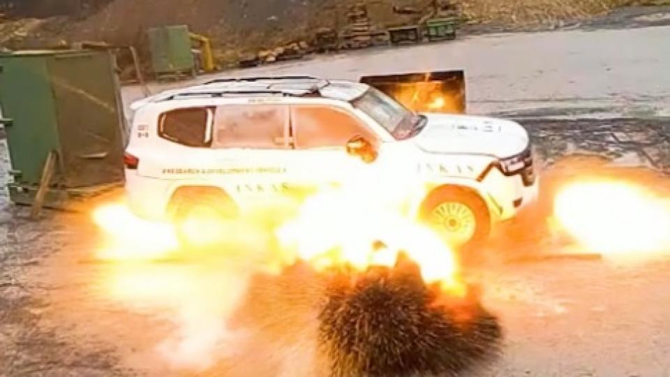 Съботна подборка от зрелищни ВИДЕА: Взривиха и обсипаха с куршуми бронирана Toyota