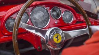 Ръждясвало 40 години в гараж Ферари бе продадено за цяло състояние СНИМКИ