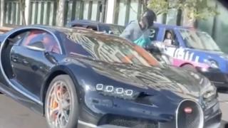 Ядосан мъж с мотопед се опита да натроши с чук Bugatti Chiron ВИДЕО