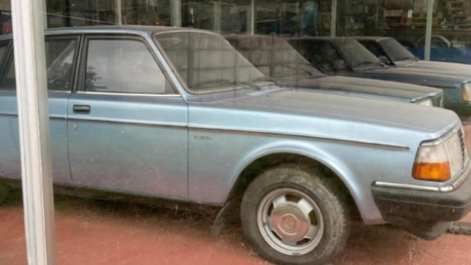 Откриха захвърлена автокъща със стари, но неизползвани коли Volvo СНИМКИ